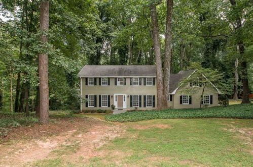 2225 Mountain Creek Dr, Stone Mountain, GA 30087-1028