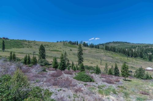 13610 Hillside Dr, Truckee CA  96161-6867 exterior