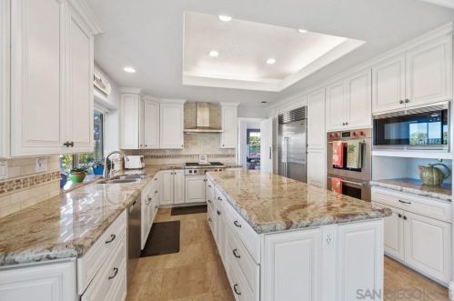 1597 Parkview Dr, Vista CA  92081-8750 exterior