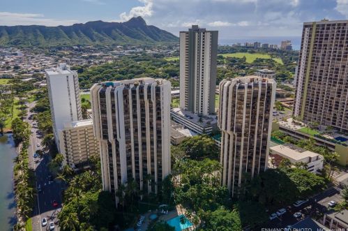 300 Wai Nani Way, Honolulu HI 96815-3961 exterior