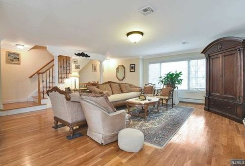 24 Skymark Ct, Upper Saddle River, NJ 07458-2318