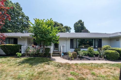 3 Boiling Spring Ave, Westerly, RI 02891-3117