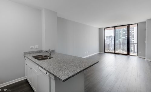 330 Jefferson St, Chicago, IL 60661-1105