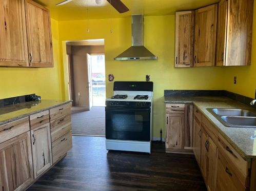 404 Flora St, Lodi, CA 95240-4210