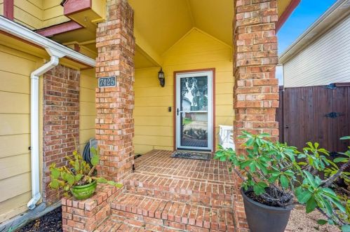 7425 Arbor Hill Dr, Fort Worth, TX 76120-2405