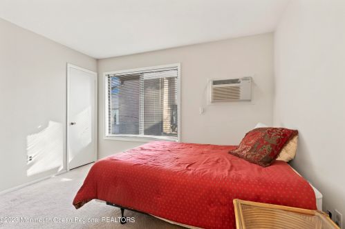 39 Lexington Ct, Tinton Falls NJ 07701-5472 exterior