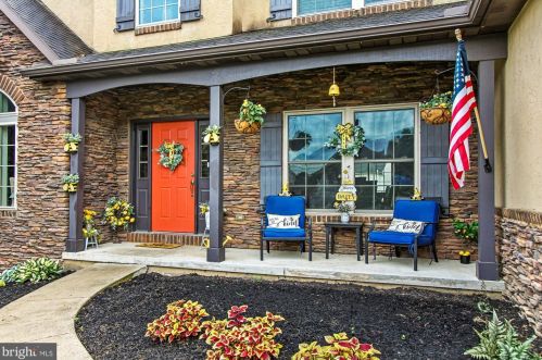 821 Solarlight Dr, York, PA 17402-8815