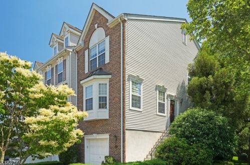 212 Swathmore Dr, Nutley, NJ 07110-3929