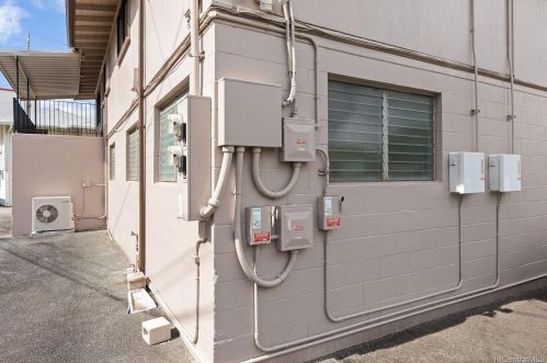 2864 Waialae Ave, Honolulu HI  96826-1829 exterior