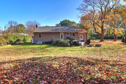 135 Rockledge Rd, Wallingford CT  06492-1813 exterior
