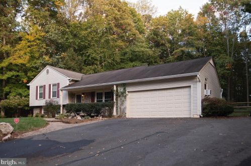 14459 Alps Dr, Woodbridge, VA 22193-3300