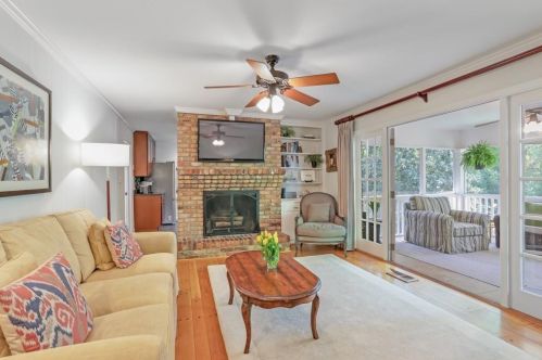 4670 Huntley Dr, Atlanta GA  30342-2728 exterior