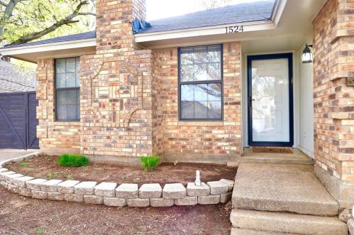 1524 Hollowbrook Ct, Fort Worth, TX 76103-1735