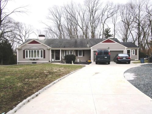 2 Huckleberry Ct, Warwick, RI 02888-5202