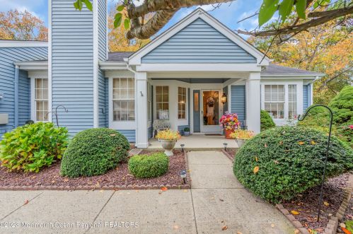 1003 Buckingham Dr, Lakehurst, NJ 08759-5379