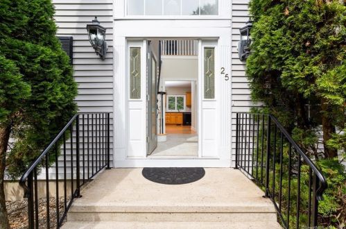 25 Pearl St, Sandy Hook, CT 06482-1246