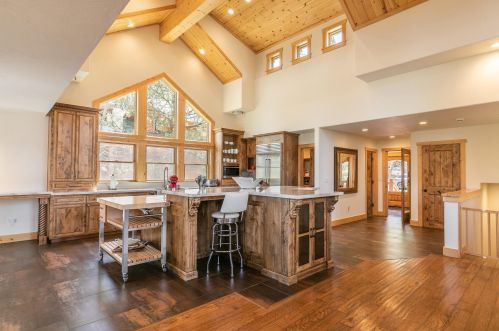 196 Basque Dr, Truckee CA  96161-3917 exterior