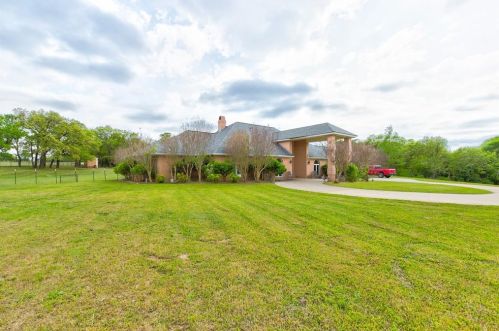 527 Hlavek Rd, Decatur, TX 76234-4781