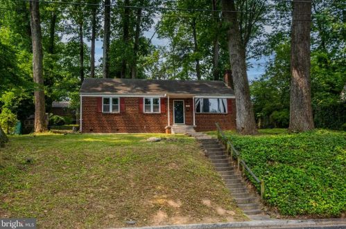 7313 Woodley Pl, Falls Church, VA 22046-2716