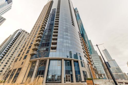 420 Waterside Dr, Chicago IL  60601-4700 exterior