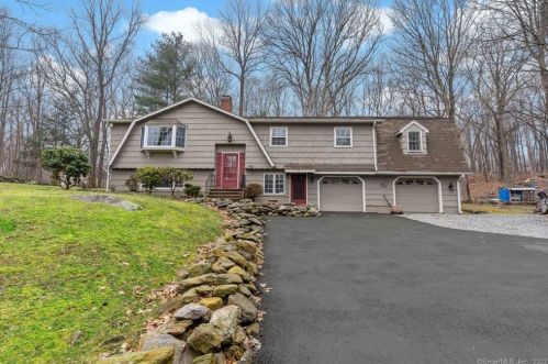 73 Greenwood Ln, Upper Stepney, CT 06468-2406