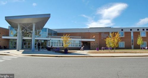 5601 Castlebury Ct, Springfield VA  22015-1883 exterior