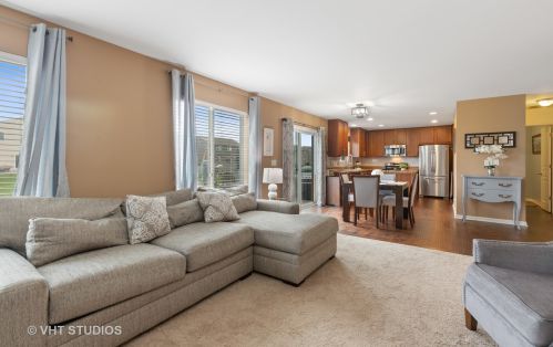 1353 Padre Island Ln, Pingree Grove IL  60140-2021 exterior
