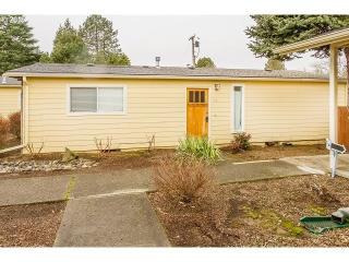 94 73rd Ave, Portland, OR 97215-1437
