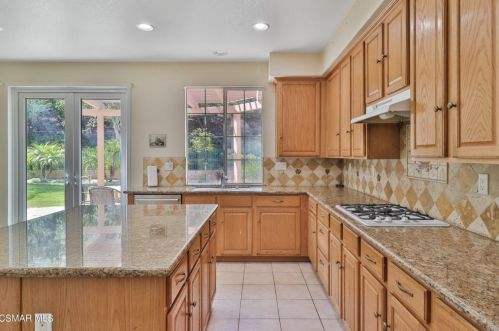 735 Eisenhower Way, Simi Valley CA 93065-8361 exterior