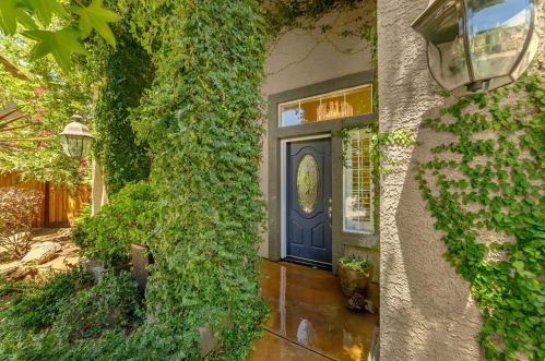 9423 Windy River Ln, Elk Grove, CA 95758-4693