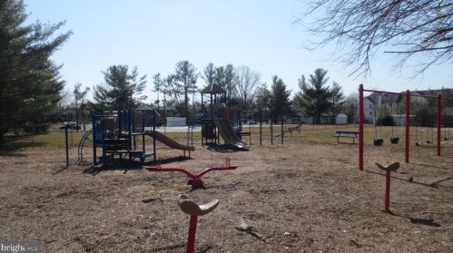 39 Garden View Ter, East Windsor NJ  08520-4606 exterior