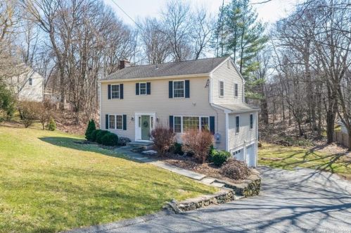 15 Possum Cir, Norwalk, CT 06854-3808