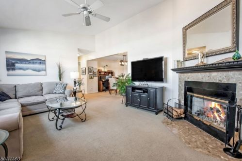 32 Falls Bridge Dr, Paterson, NJ 07512-1719