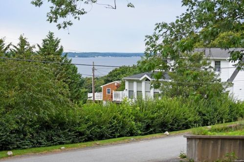 80 Church St, Tiverton, RI 02878-1208