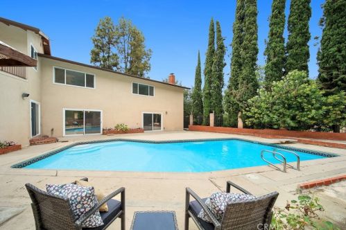 231 Sleepy Holw Dr, Glendale CA 91206-4727 exterior