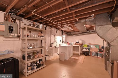 7724 Carrleigh Pkwy, Springfield VA  22152-1307 exterior