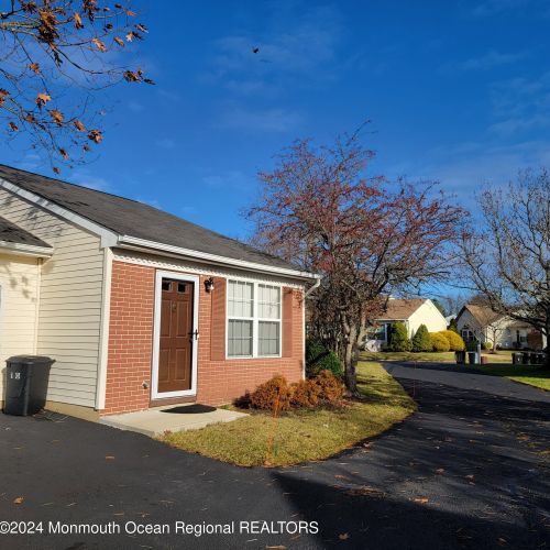 10 Edgeware Close, East Freehold NJ  07728-3823 exterior