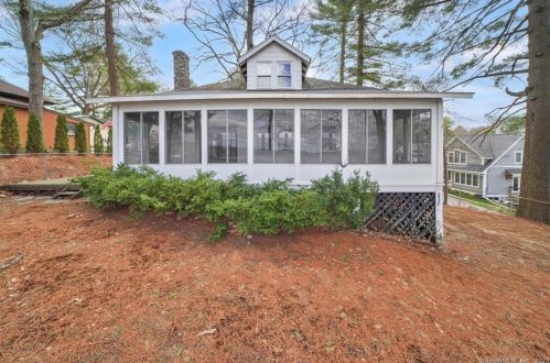 12 Green St, Ellington, CT 06029-3002