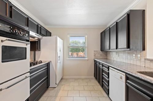 1801 Kensington Dr, Carrollton TX 75007-2463 exterior