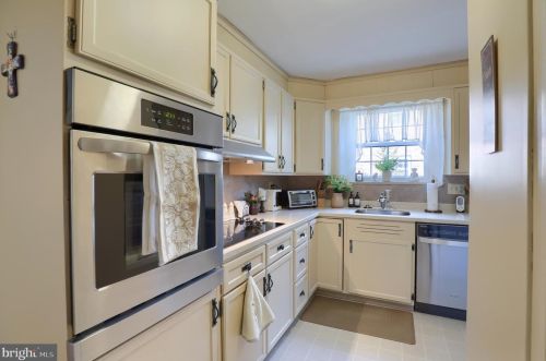 946 Salisbury Ct, Lancaster PA  17601-5164 exterior