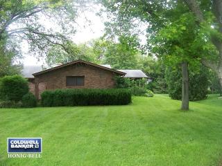 693 Sharon Dr, Bull Valley, IL 60098-3051