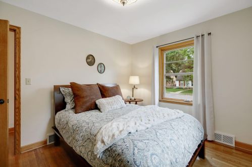 879 Hoyt Ave, Saint Paul MN  55106-1042 exterior