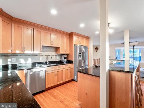 6111 Lee Brooke Pl, Springfield VA  22152-2214 exterior