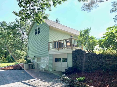11 Charlotte St, Nashua, NH 03064-1451