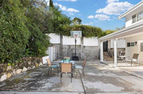 1851 Greenbriar Rd, Glendale CA  91207-1064 exterior