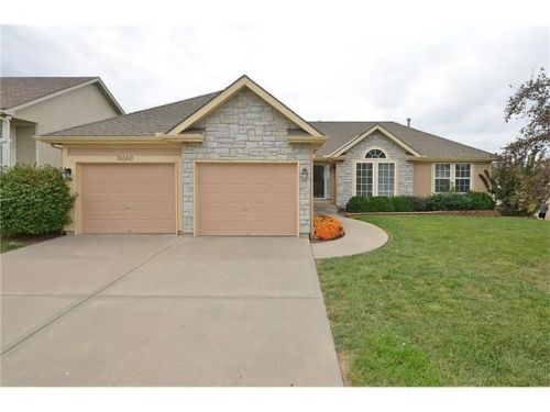 13660 Station Dr, Tracy, MO 64079-9690
