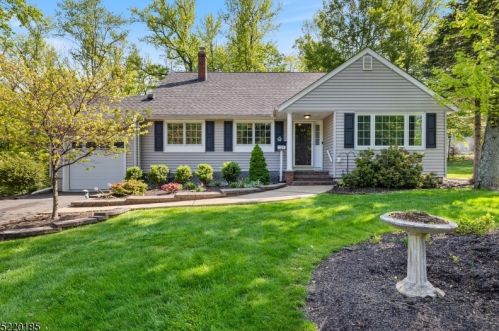 114 Hampton Dr, Berkeley Heights, NJ 07922-2527