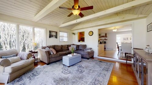 38 Edmond Dr, Warwick, RI 02886-8520