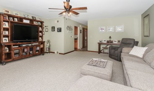 8142 Farnsworth Dr, Niles, IL 60714-2703