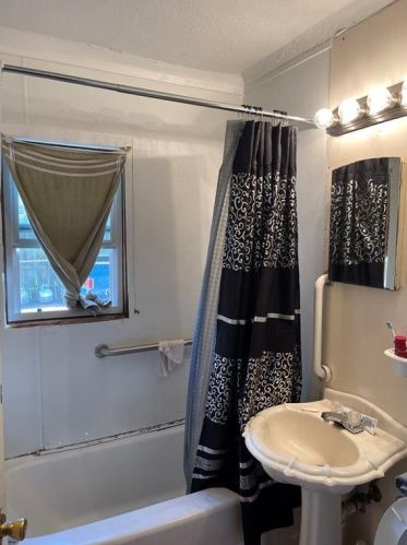 1123 Denfield St, Austin TX  78721-2537 exterior